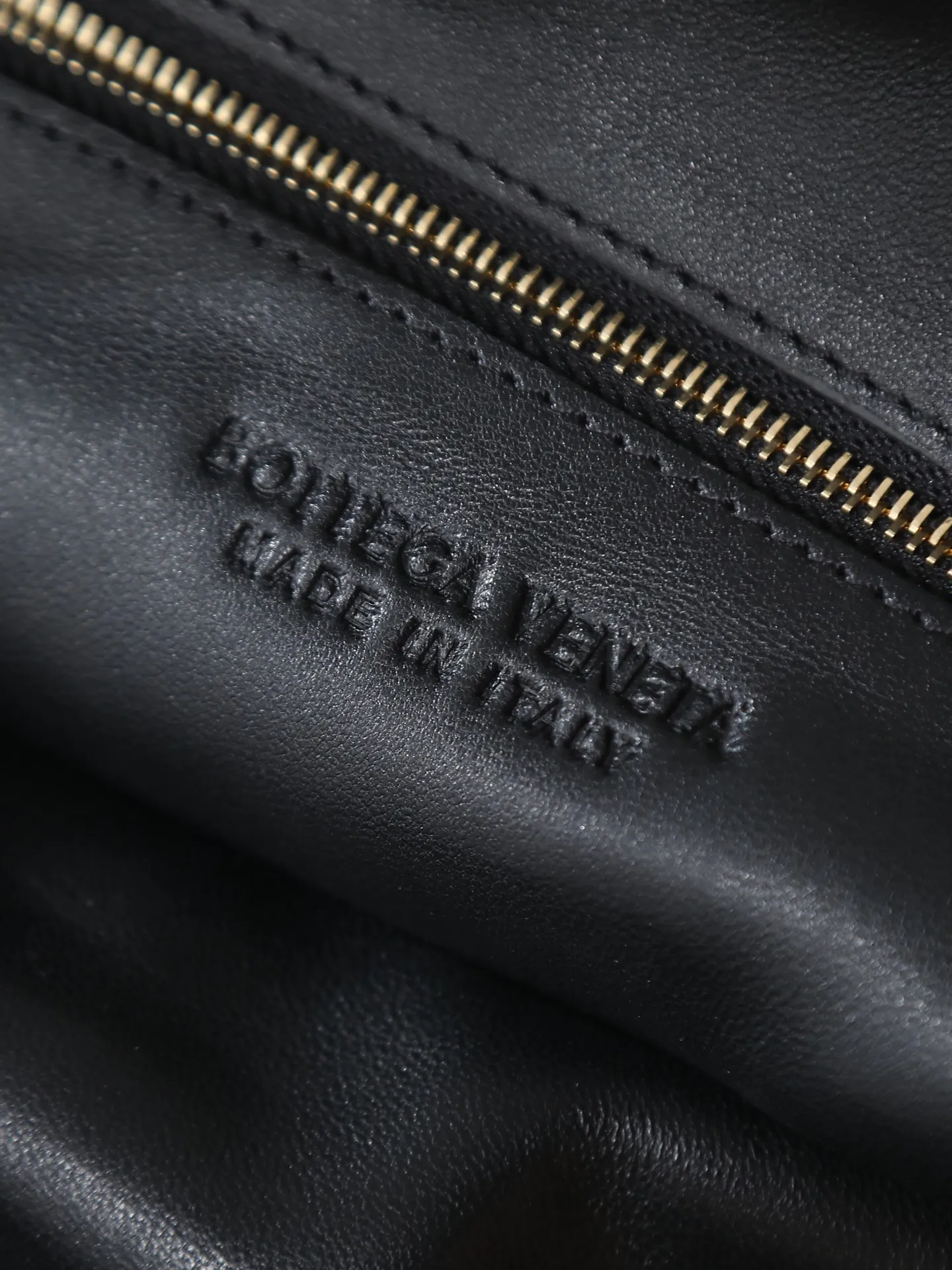 12800. 🥇 𝗝𝗢𝗗𝗜𝗘# Street style’s new favorite fashionable large size 𝙟𝙤𝙙𝙞𝙚 It’s coming, it’s coming, it’s really coming! I always felt that knitting was old-fashioned, until I met it - 𝙟𝙤𝙙𝙞𝙚, I realized that the original classic knitting elements and the new knot element design can be so fashionable! I have to admire your design talent! Large capacity to meet daily needs! Fashionable and versatile, it’s perfect for concave shapes, take it out to hit the streets! Size: 48*40*16cm Style No. #600261